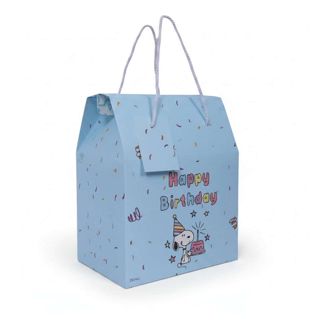 Hediye Kutusu markalı, üzerinde Snoopy karakteri ve mumlu pasta çizimi olan, mavi renkli, konfetili Happy Birthday yazılı doğum günü hediye kutusu.