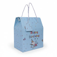 Hediye Kutusu markalı, üzerinde Snoopy karakteri ve mumlu pasta çizimi olan, mavi renkli, konfetili Happy Birthday yazılı doğum günü hediye kutusu.