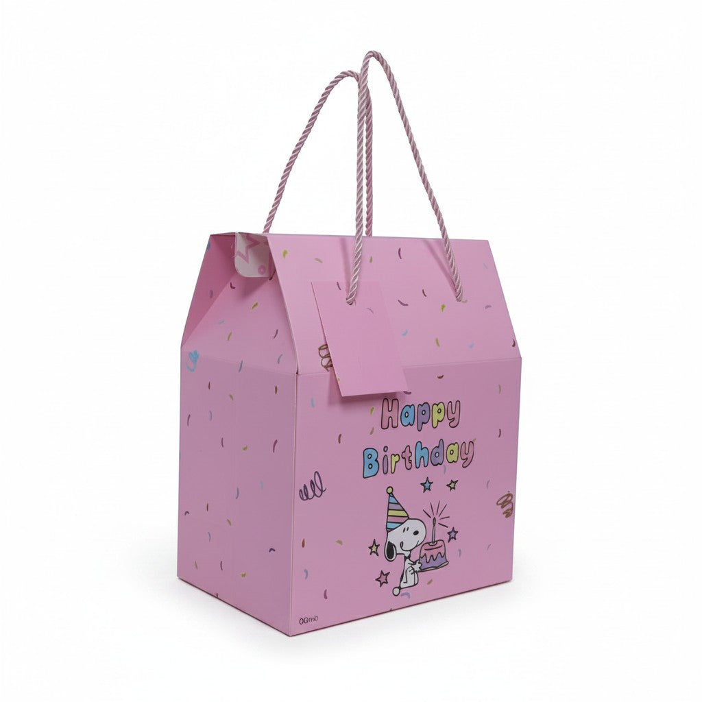 Hediye Kutusu pembe, üzerinde Snoopy karakteri ve 'Happy Birthday' yazısı bulunan doğum günü hediye kutusu.