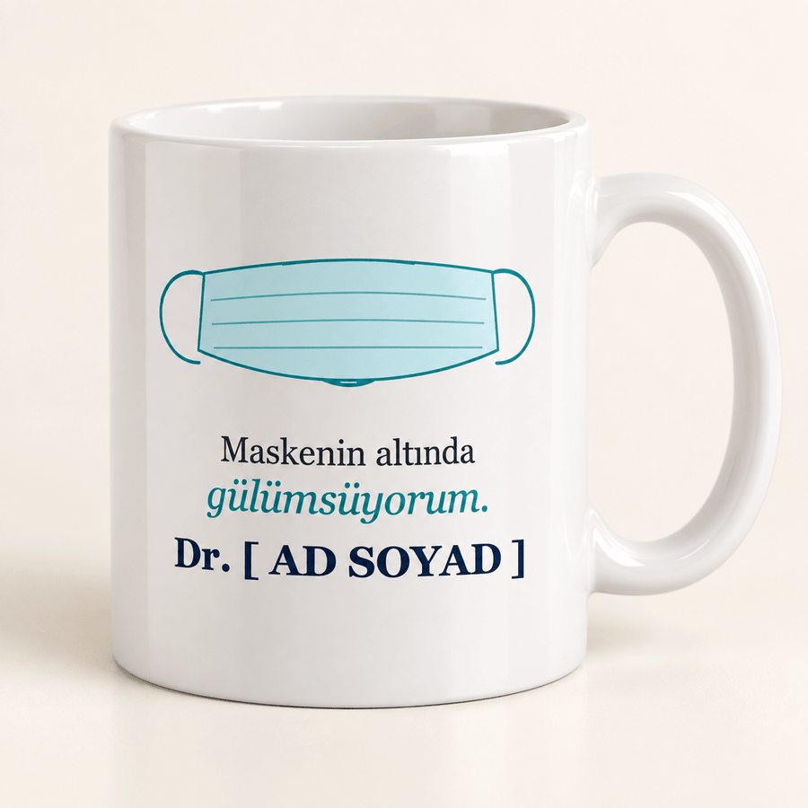 Maskenin Altında Gülümsüyorum Yazılı İsimli Doktor Kupası - Hediye Kutusu